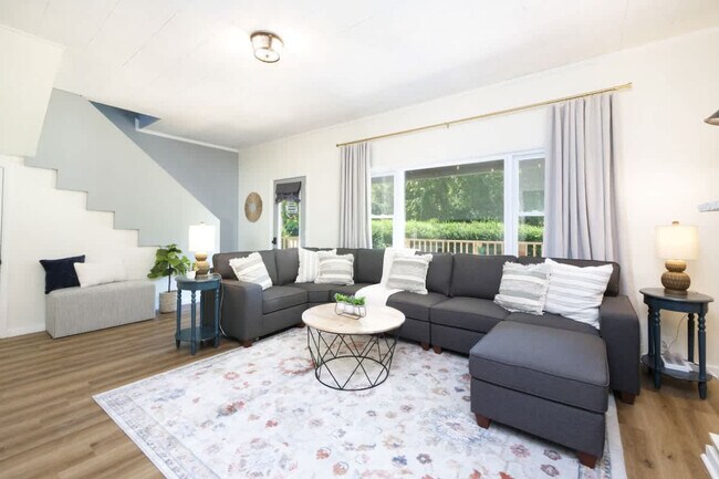 Building Photo - 729 E State St