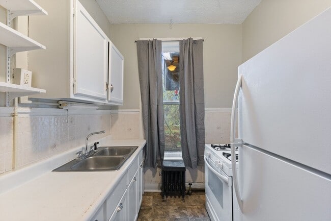 Building Photo - 940 Woodruff Place Middle Dr