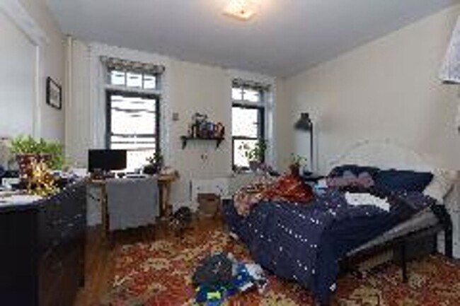 Foto del edificio - Huge Brookline 5 Bed/2 Bath, 1200 Block of Beacon, BU Central, Heat Inc, Available Sept 1, 2026