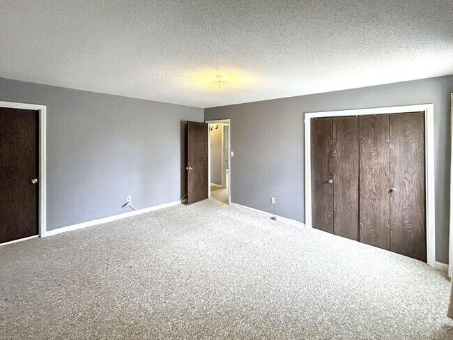 Building Photo - 4-Bedroom Home in a Convenient Location / ...
