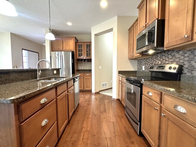 Foto del edificio - 6218 Shadyview Ln N