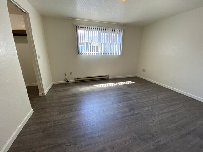 Building Photo - 146 NE Atkinson Ct