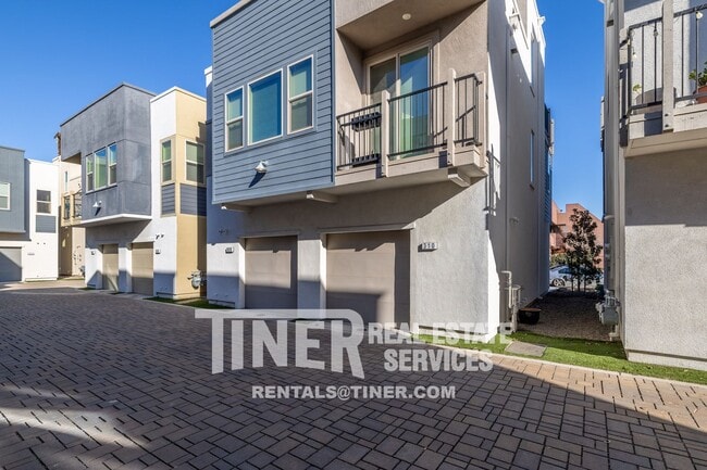 Building Photo - Pristine Condo with Rooftop Deck Located i...