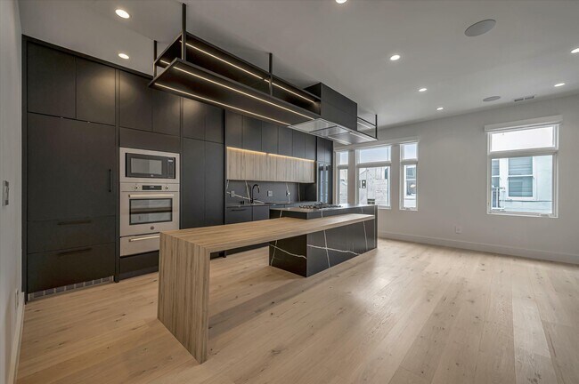 Building Photo - 124 Varennes St