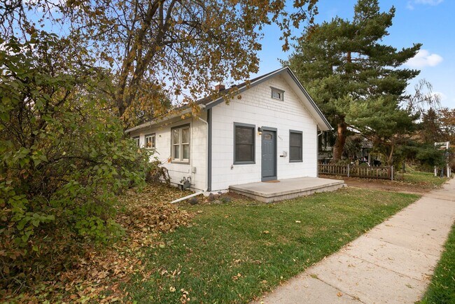 Building Photo - Recently remodeled home with HUGE yard! Garage.