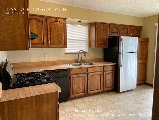 Foto del edificio - 19213 E 12th St Ct N