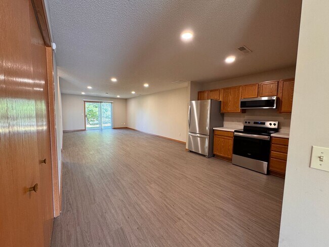 Foto del edificio - Fully Updated 2 Bed, 1 Bath End-Unit Townhome
