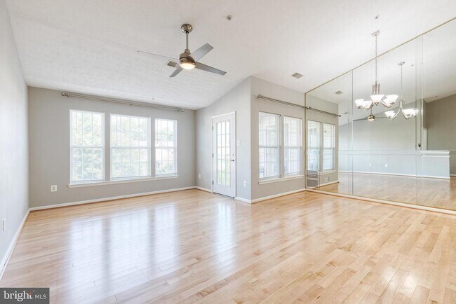 Foto del edificio - 3021 Hunting Ridge Dr