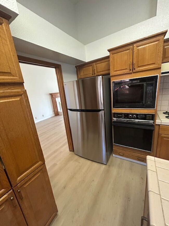 Building Photo - 6010 W Cambridge Ave