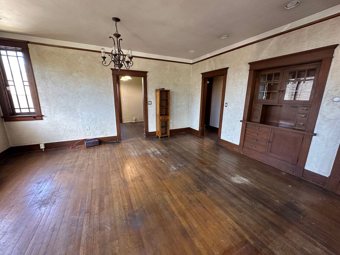 Building Photo - Cute Helper Rental
