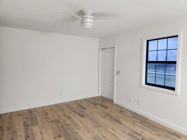 Building Photo - Cozy 3BR 1BA House Near Buckingham Area Move In Special 50% off First Month