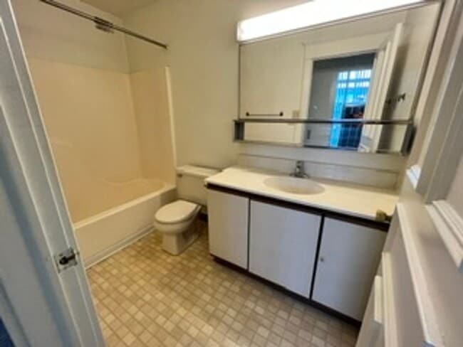 Building Photo - 1 Bedroom + Office Space in Emmaus