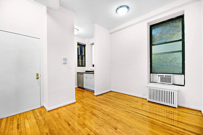 Building Photo - 358 W 45th St