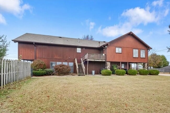 Photo - Large home with shop buildings on 10 acres