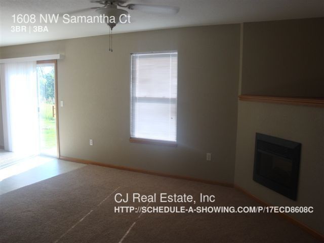 Foto del edificio - 1608 NW Samantha Ct