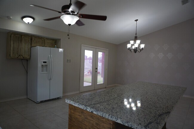 Foto del edificio - 8810 Crossway Dr