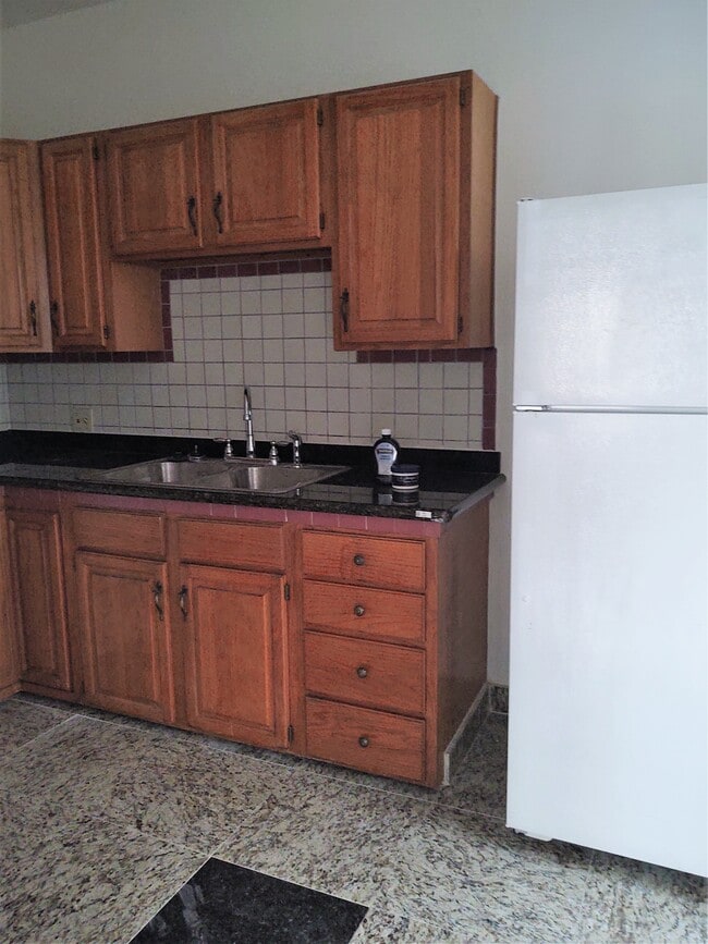 nice kitchen - 121 N Swall Dr