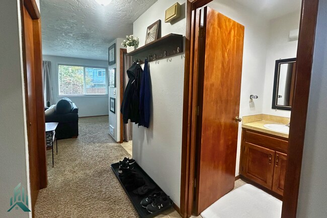 Building Photo - Witham Hill Townhome