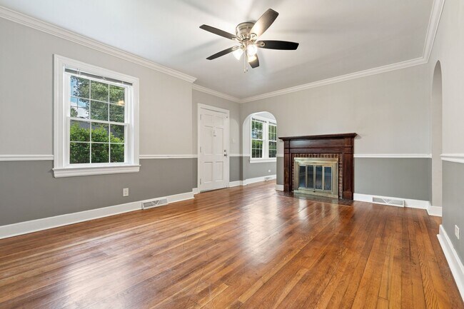 Foto del edificio - Charming 3-bedroom, 2-bath Cape Cod with a fenced yard, minutes from downtown!