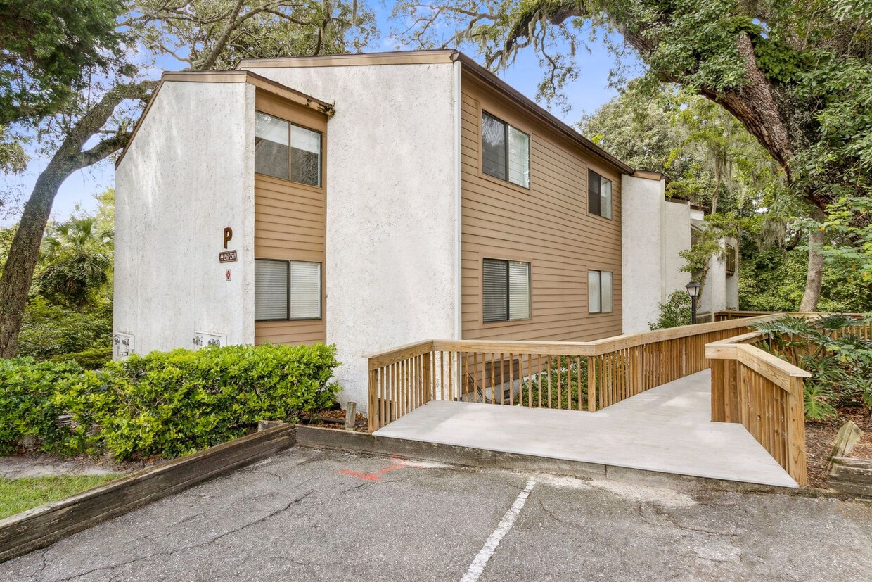 Primary Photo - Bright and Modern 2-Bedroom Condo – Walk t...