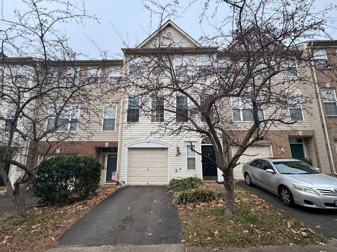 Stunning 3 Bed 2.5 Bath Home With Fenced Yard In Beautiful Harris Property - Stunning 3 Bed 2.5 Bath Home With Fenced Yard In Beautiful Harris Property