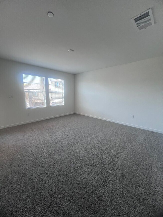 Building Photo - BRAND NEW TOWNHOUSE