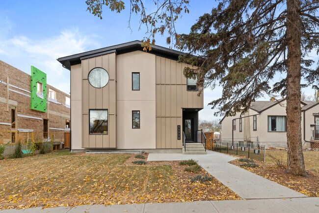 Photo du bâtiment - 11710-11125 125 St NW