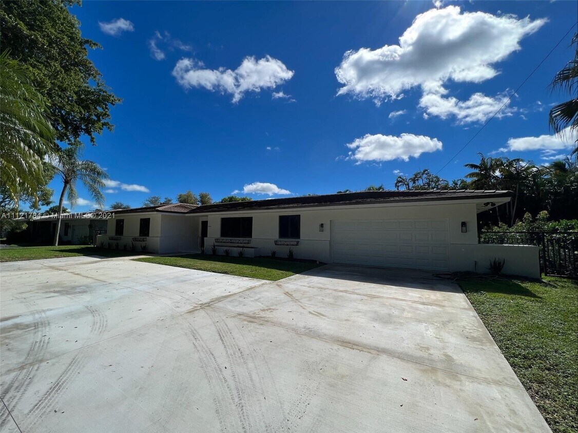 Foto principal - 1460 Campamento Ave