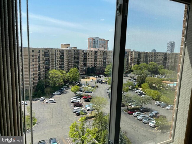 Building Photo - 8350 Greensboro Dr