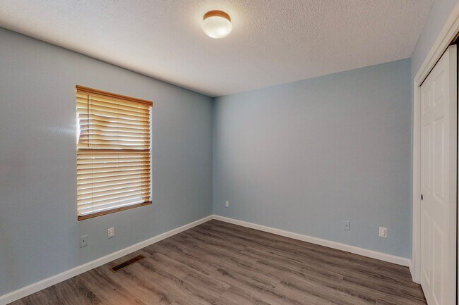 Building Photo - NE ALB ACRES BEAUIFUL 4 Bedroom  2/STORY 3...