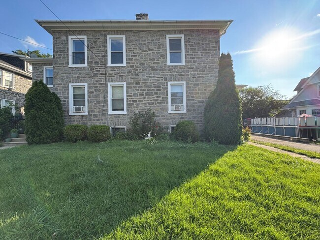 Building Photo - Gorgeous 3-Bedroom Apartment in Drexel Hil...