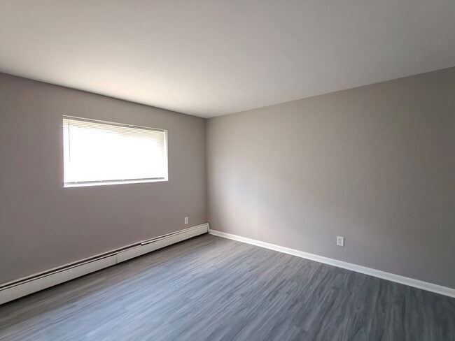 Building Photo - 308 Main St