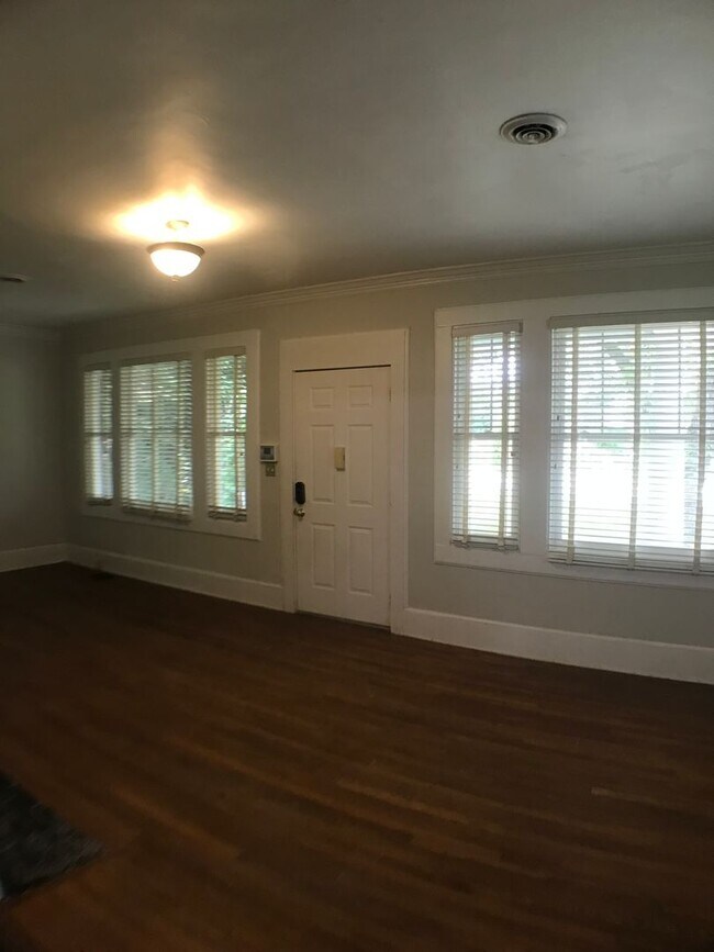 Foto del edificio - Huge 2 Bed/1 Bath Bungalow with Fenced Yar...