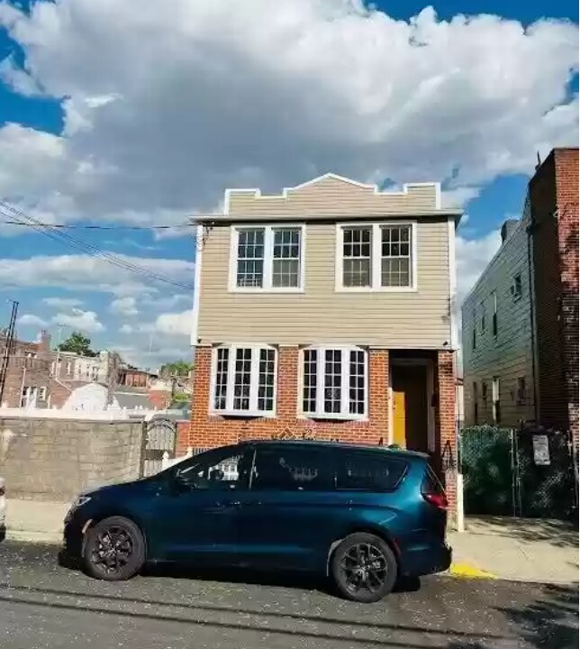 Primary Photo - 136-15-115 Whitelaw St