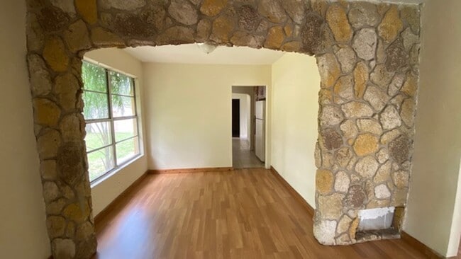 Foto del edificio - 229 Candler Ave