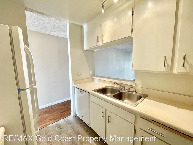 Building Photo - 2 br, 1.5 bath House - 250 E Surfside