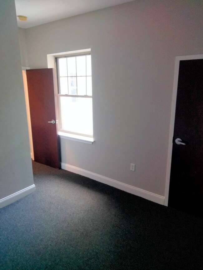 Building Photo - 210 Farmington Ave