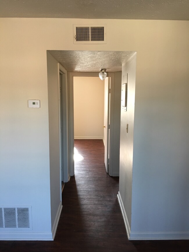 Foto del edificio - 6211 Jeffrey Dr