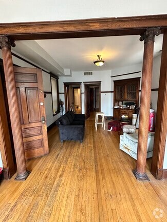 Building Photo - 3350 N Sheffield Ave