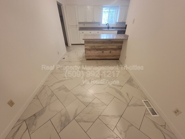 Building Photo - 3704 S Vancouver St