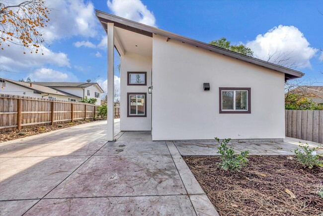 Building Photo - BRAND NEW 2 BED, 1 BATH WITH HUGE YARD AND...