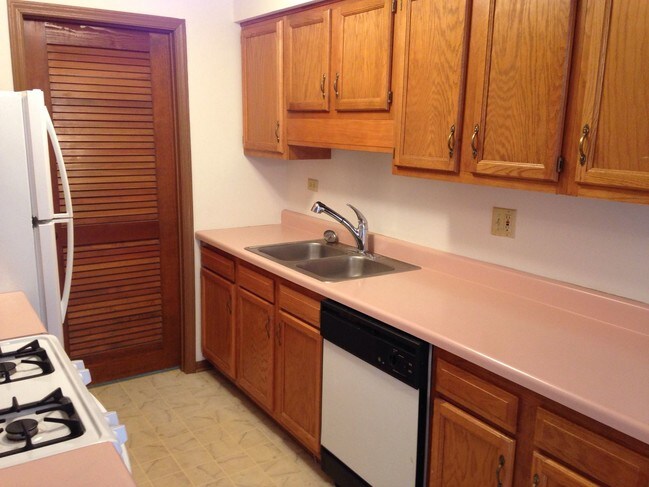 Building Photo - 406 Sandhurst Ln