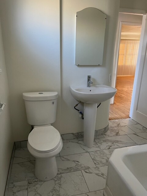Baño - 522 W 22nd St