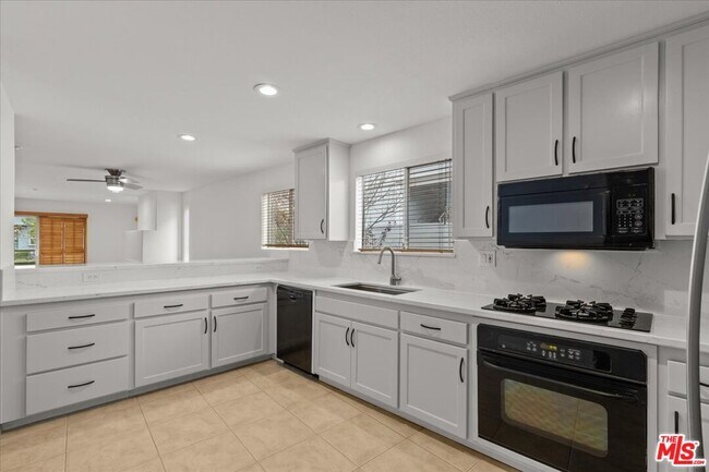Building Photo - 1212 Ocean Park Blvd