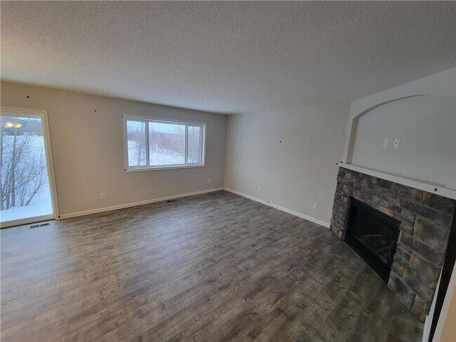 Foto del edificio - Modern 4-Bed Home with Open Layout, 3-Car ...