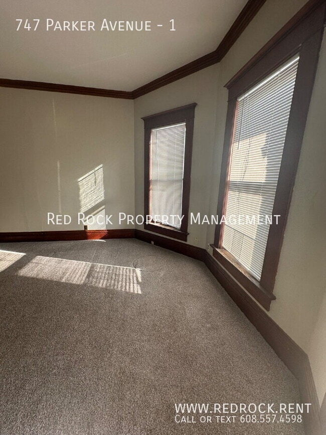 Foto del edificio - 747 Parker Ave