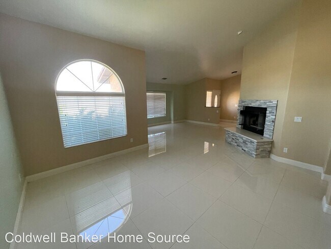Foto del edificio - 4 br, 4 bath House - 13575 Jenny St.
