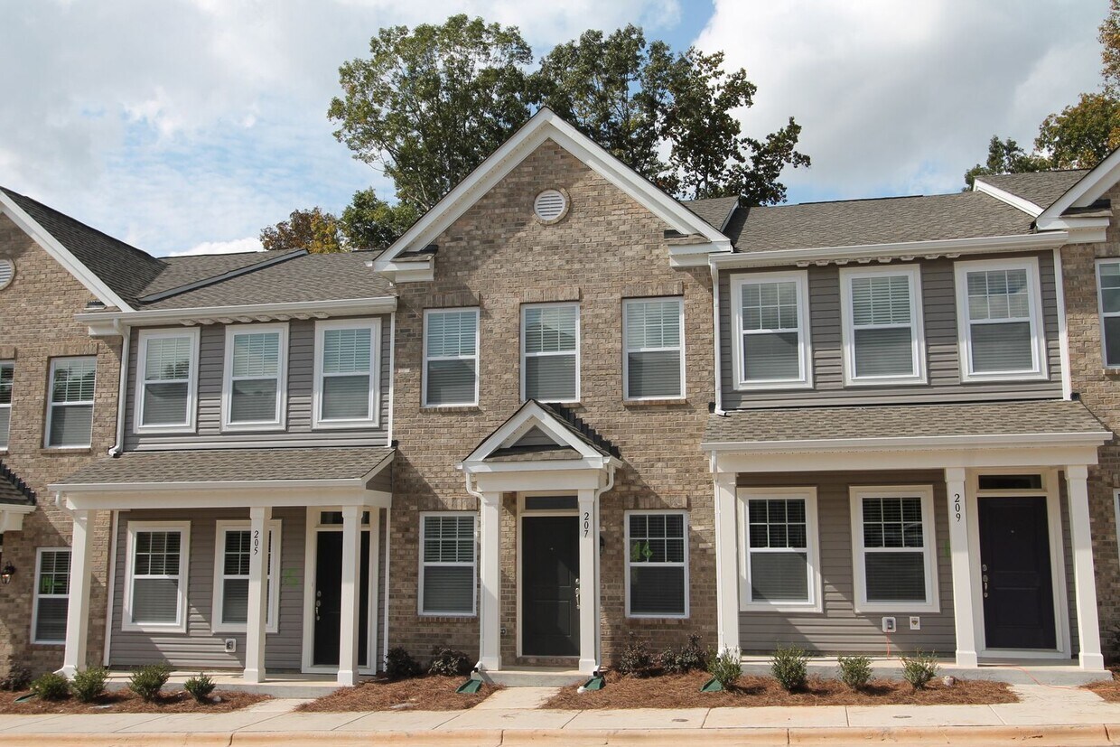 Foto principal - BEAUTIFUL 2 Bedroom Townhome in Cox Mill D...
