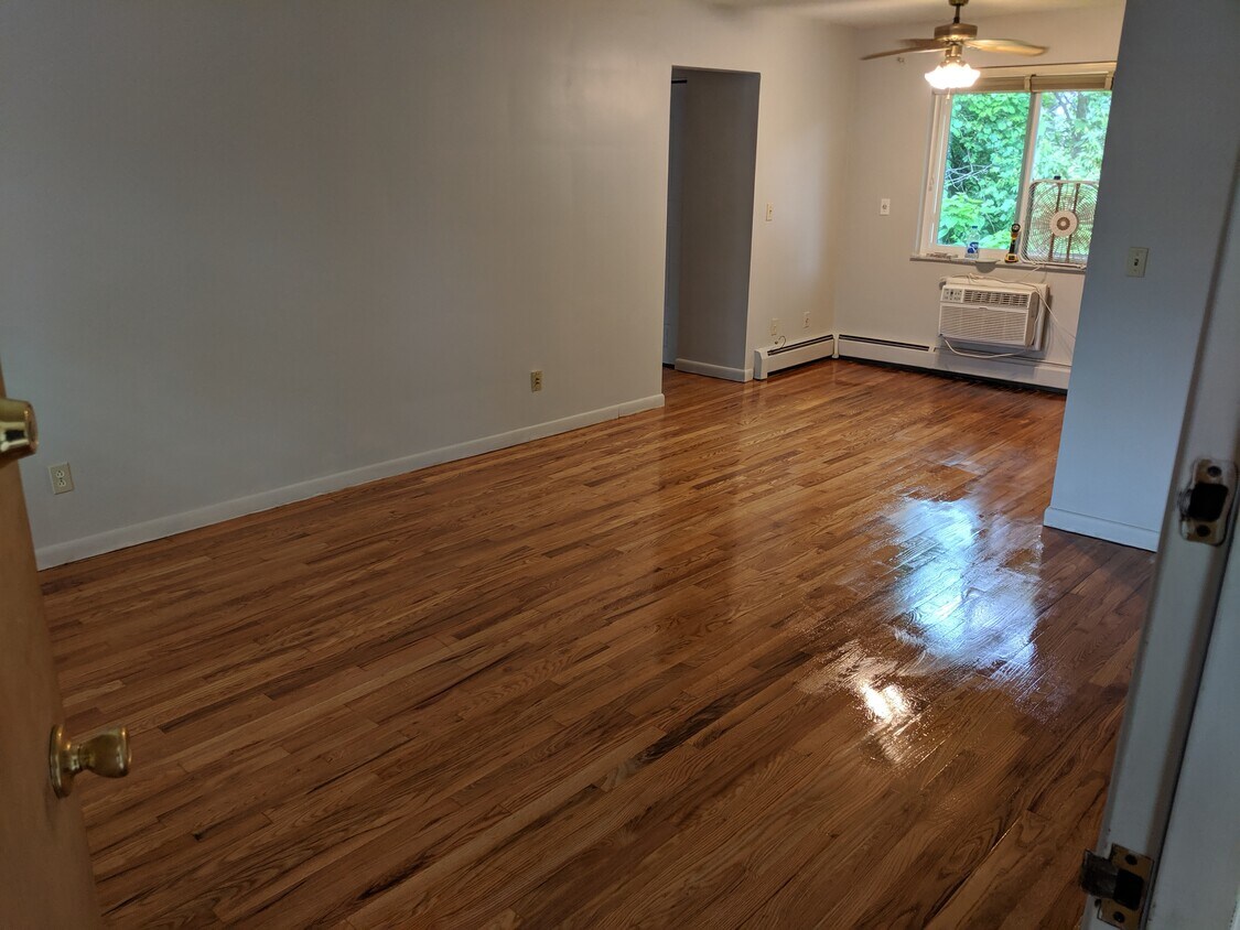 5706 Montgomery Rd Unit 8, Cincinnati, OH 45212 Apartments in