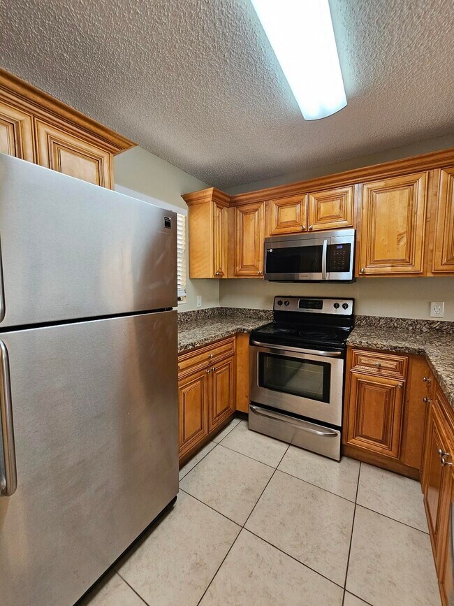Building Photo - 1523 Lake Crystal Dr
